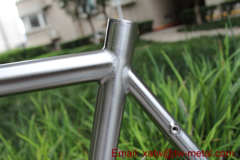 titanium gravel bike frame with thru axle dropout